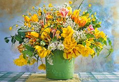 Пролетни цветя в зелена ваза - 
